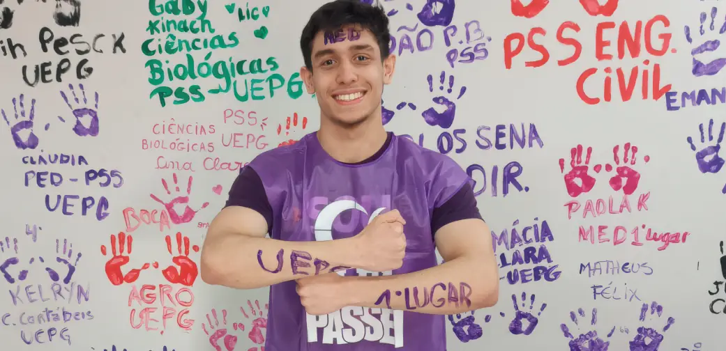 Aluno aprovado em frente à unidade Alfa